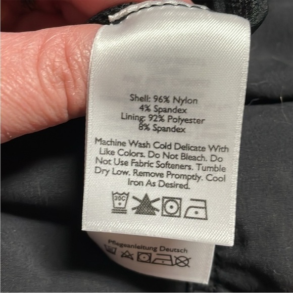 Eddie Bauer size 4 black skirt with built-in shorts - Picture 4 of 6